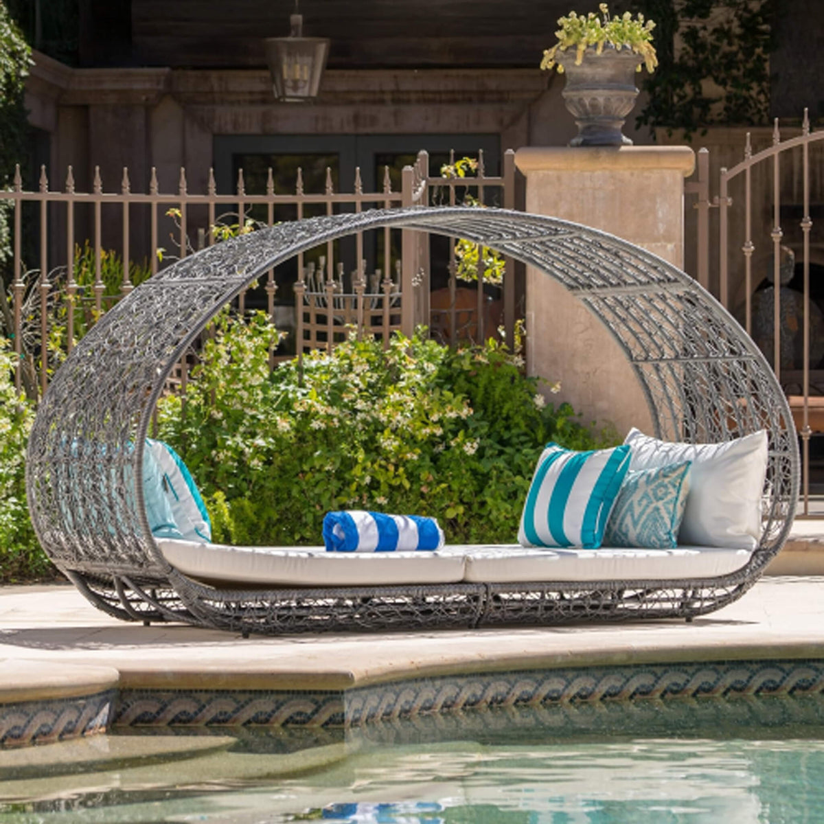 Alora Large 2-Person Abigal Outdoor Wicker Daybed With Aluminum Frame And Cushions (SAK23942)